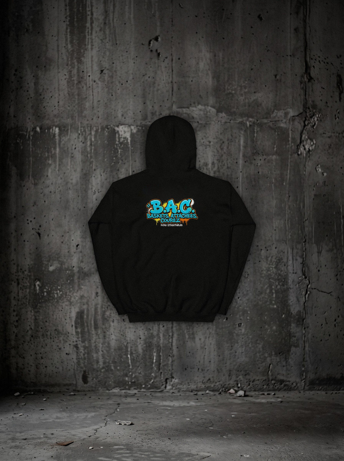 Hoodie B.A.C À Sable SURVIVORRR, vue dos sur mur béton