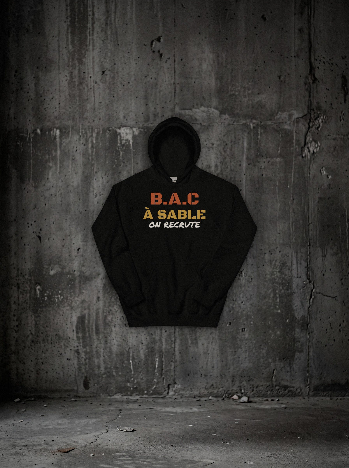 Hoodie B.A.C À Sable SURVIVORRR, vue face sur mur béton