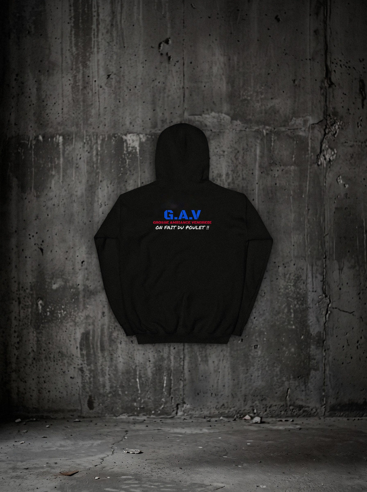 Hoodie G.A.V SURVIVORRR, vue dos sur mur béton