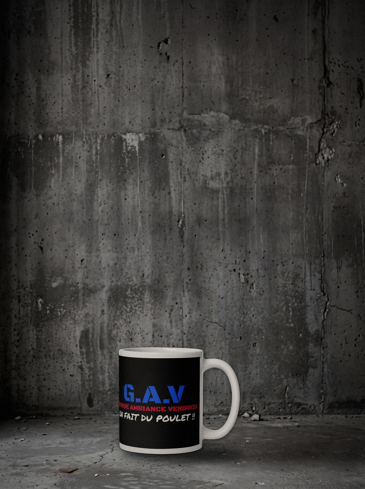 Mug G.A.V SURVIVORRR, posé au sol béton