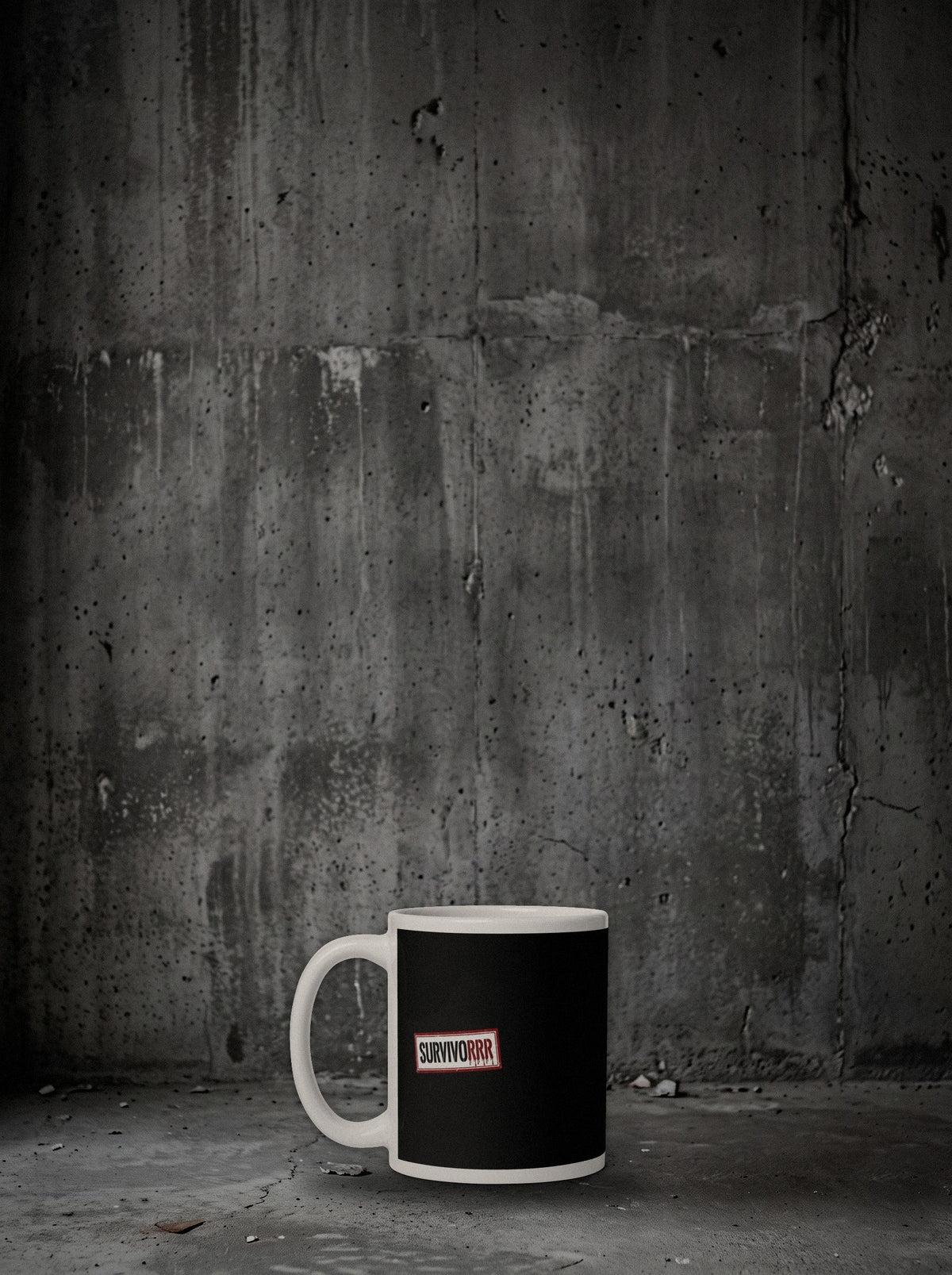Mug G.A.V SURVIVORRR, posé au sol béton, autre angle