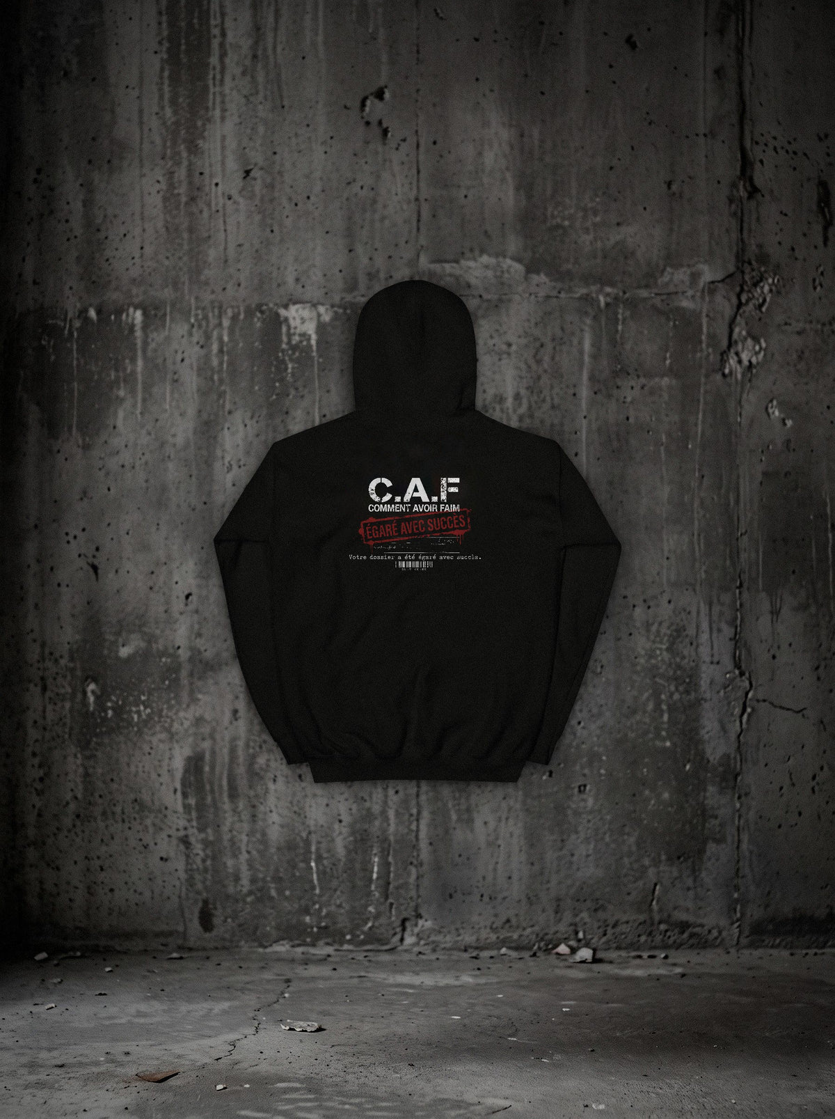 Hoodie C.A.F SURVIVORRR, vue dos sur mur béton