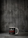 Mug C.A.F SURVIVORRR, posé au sol béton