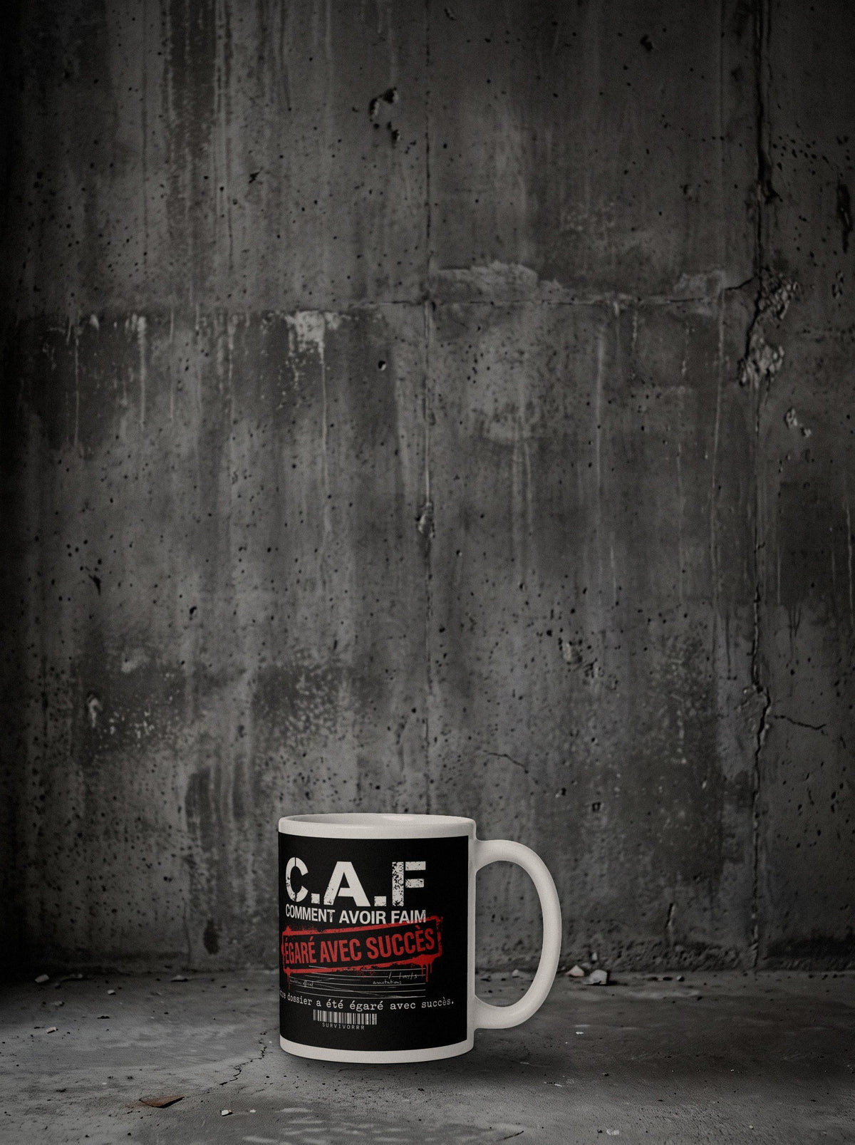 Mug C.A.F SURVIVORRR, posé au sol béton