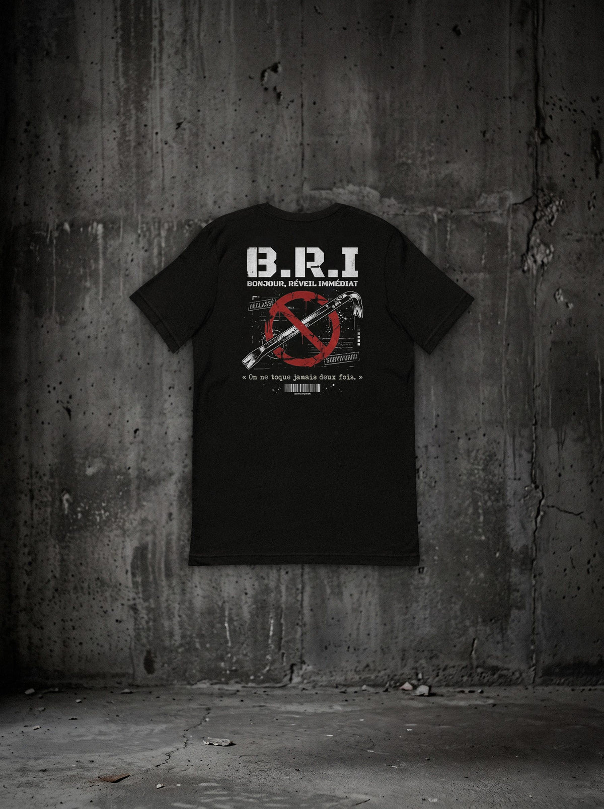T-shirt B.R.I SURVIVORRR, vue dos sur mur béton