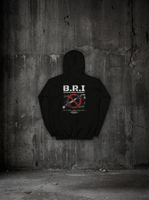 Hoodie B.R.I SURVIVORRR, vue dos sur mur béton