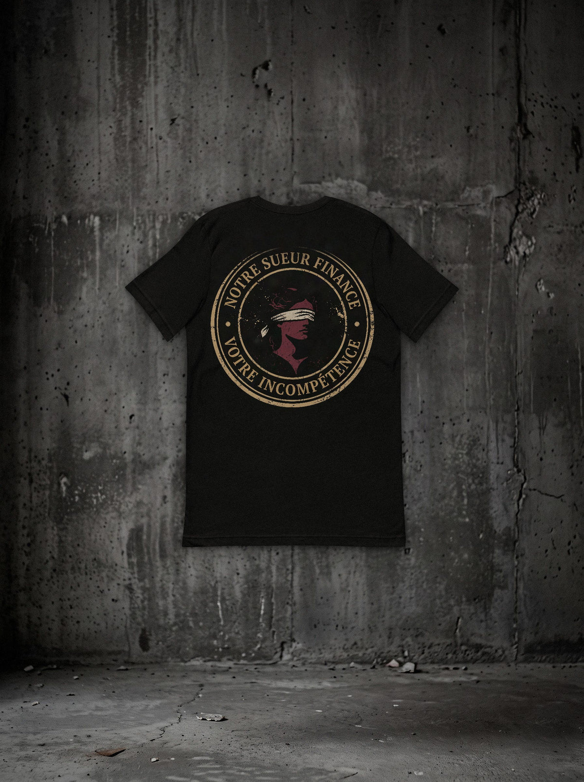 T-shirt Sueur noir, dos, sceau Notre sueur finance / Votre incompétence, mur béton
