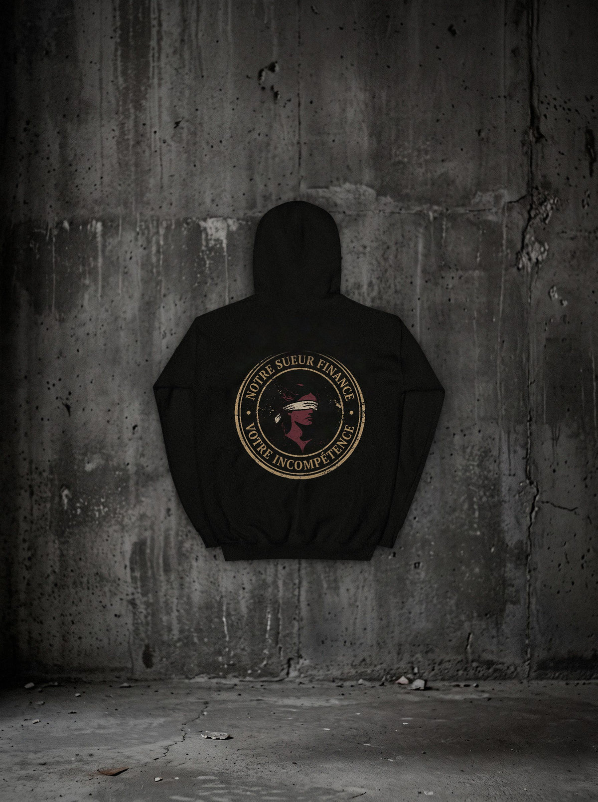 Hoodie Sueur noir, dos, sceau Notre sueur finance / Votre incompétence, mur béton