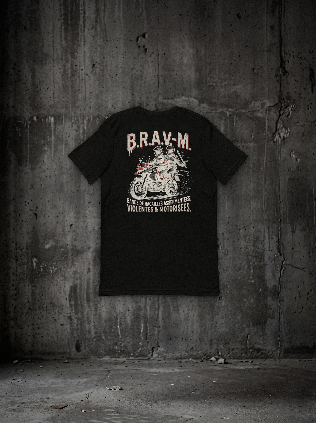 T-shirt B.R.A.V-M. noir, dos, mur béton