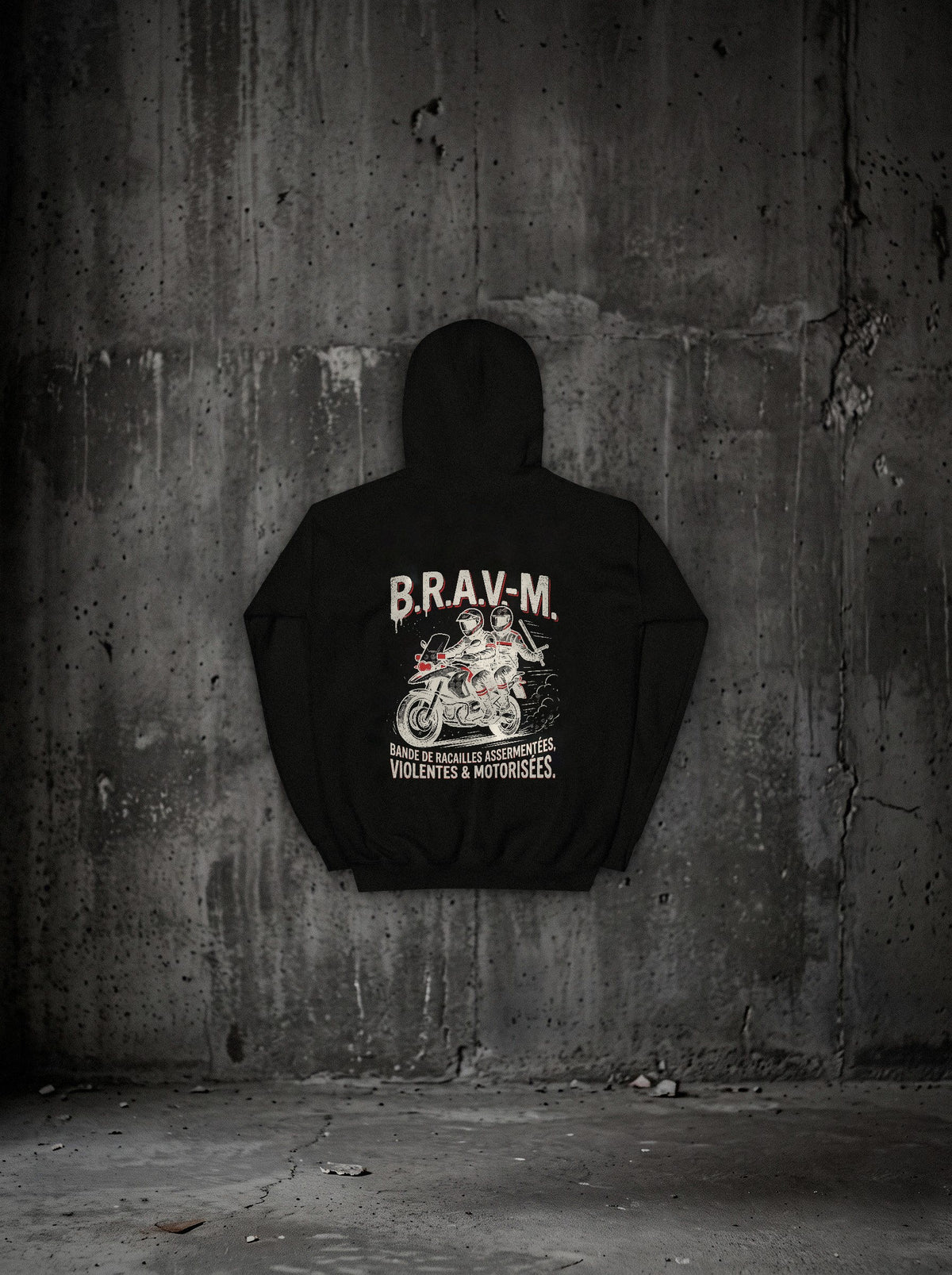 Hoodie B.R.A.V-M. noir, dos, mur béton