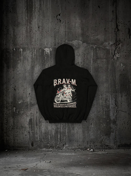 Hoodie B.R.A.V-M. noir, dos, mur béton