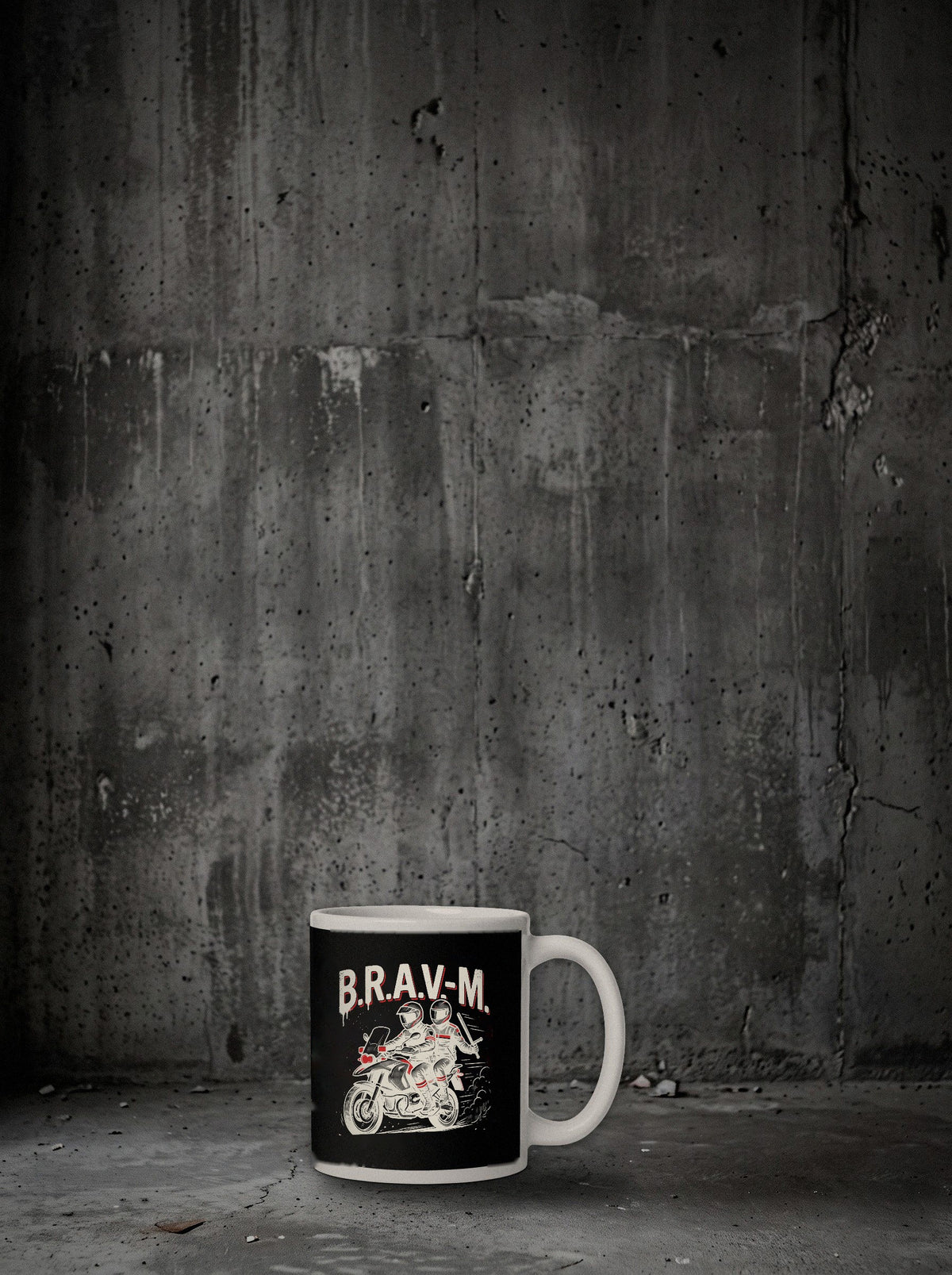 Mug B.R.A.V-M., face, sol béton