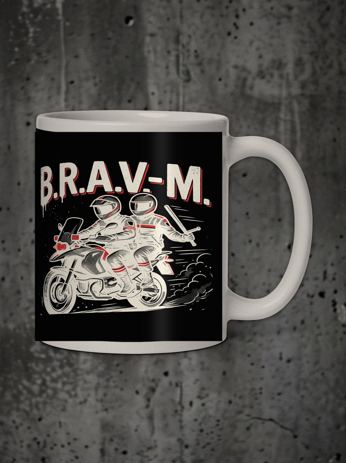 Mug B.R.A.V-M., détail sur mur béton