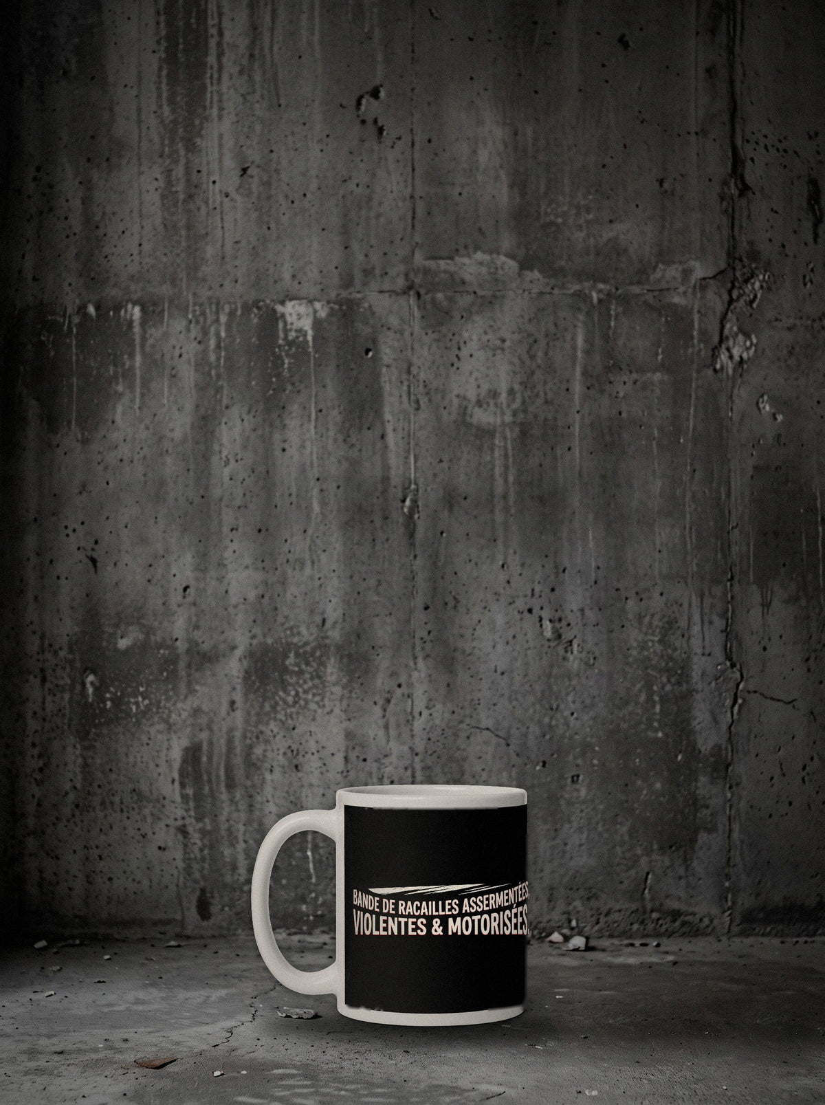Mug B.R.A.V-M., dos, sol béton