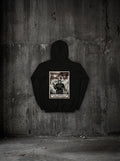Hoodie Article L. 435-1 noir, dos, sur mur béton