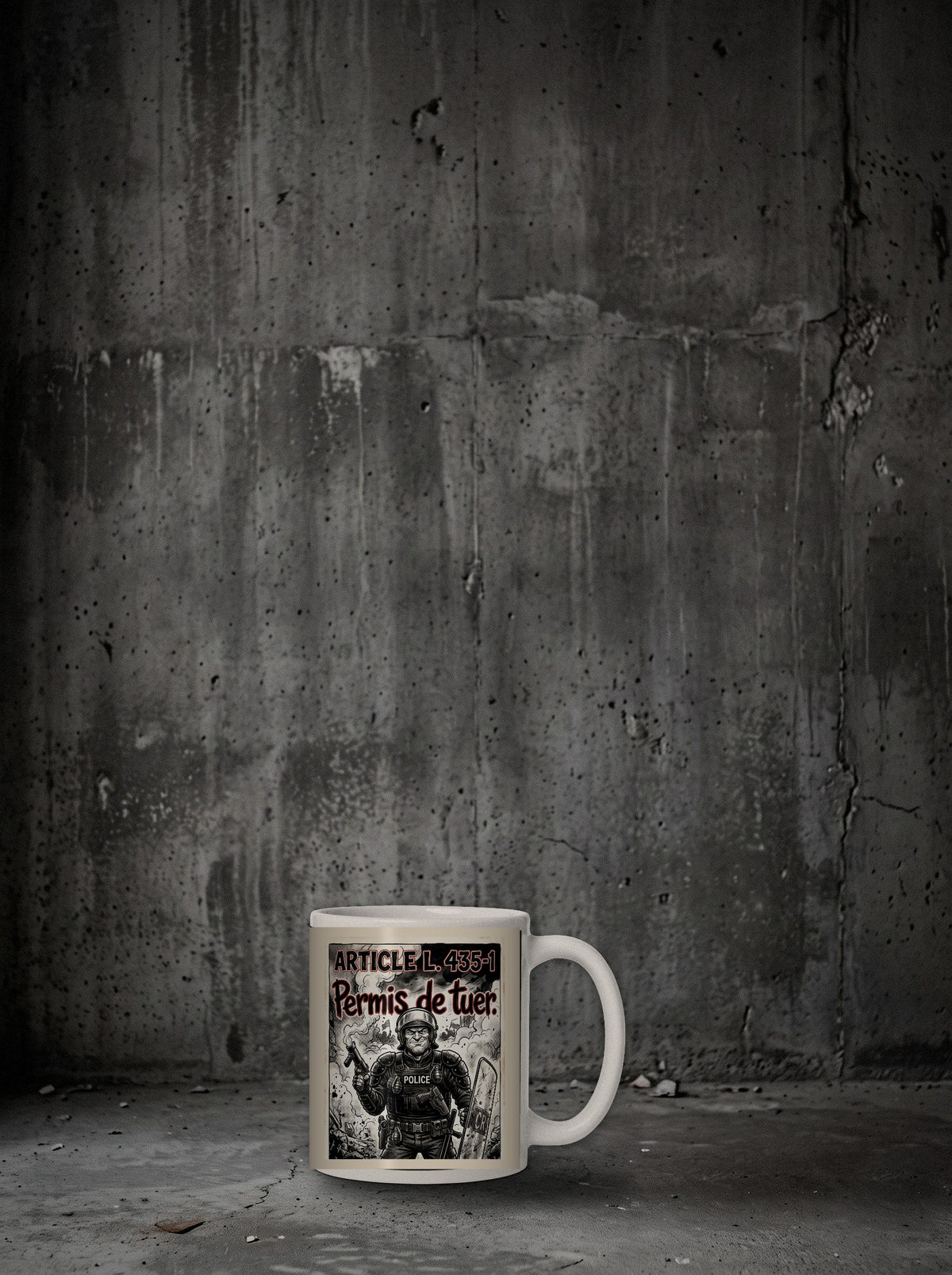 Mug Article L. 435-1 posé sur sol béton