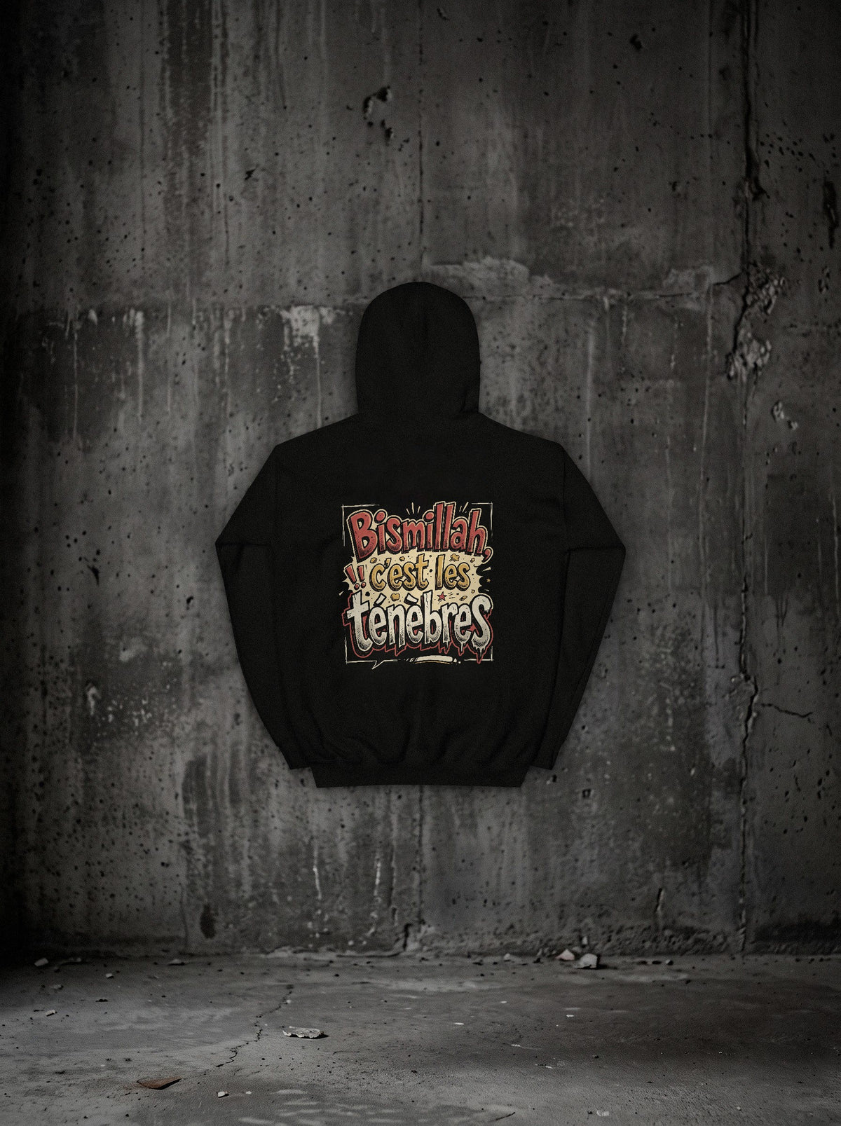 Hoodie Bismillah, c'est les ténèbres noir, dos, sur mur béton