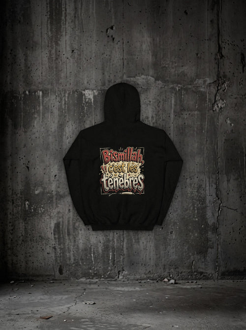 Hoodie Bismillah, c'est les ténèbres noir, dos, sur mur béton