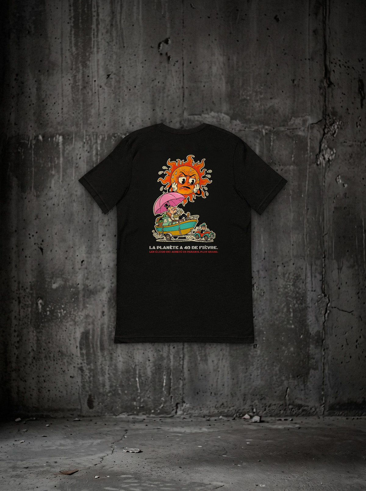 T-shirt La planète a 40 de fièvre noir, dos, sur mur béton