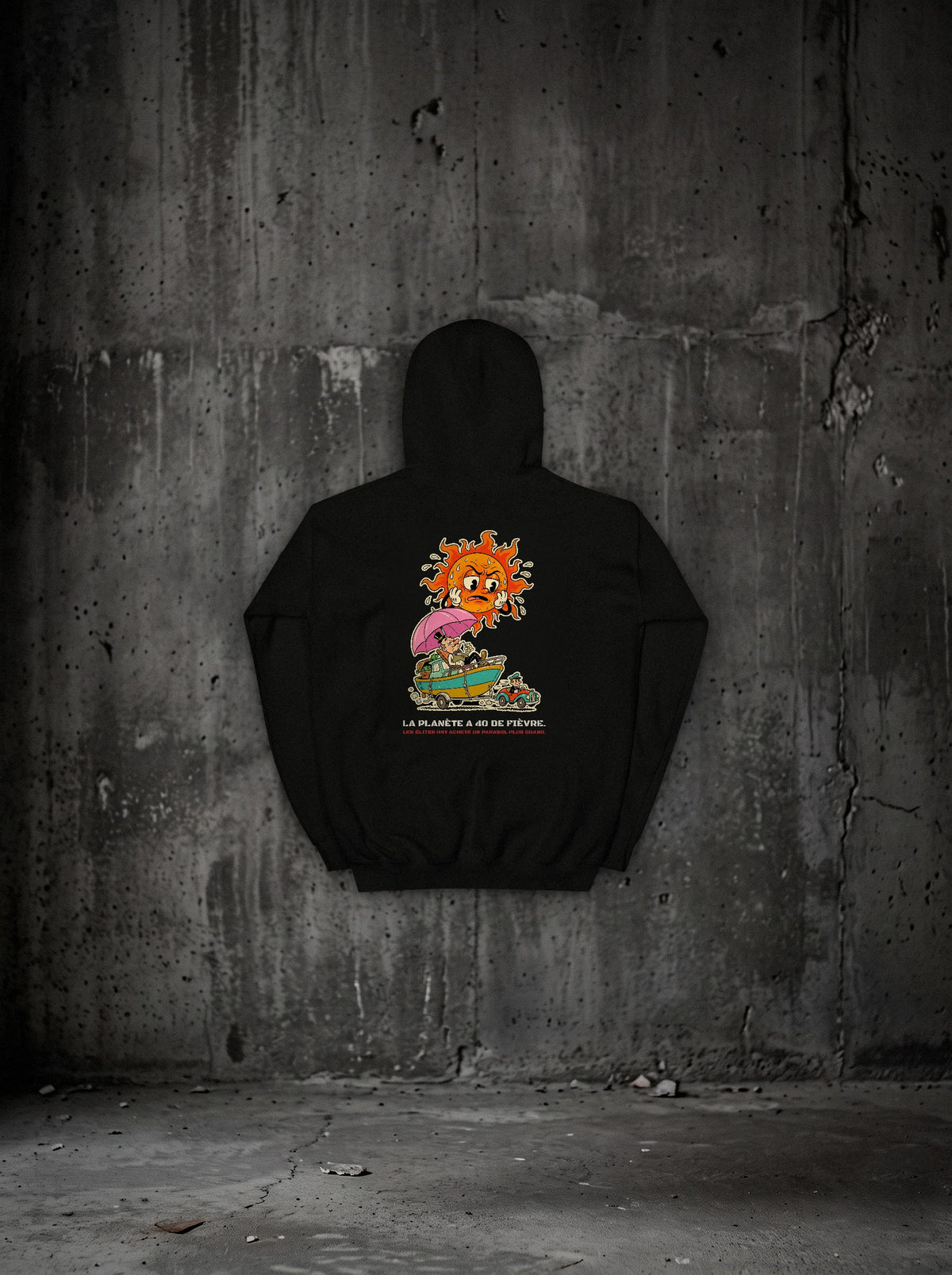 Hoodie La planète a 40 de fièvre noir, dos, sur mur béton